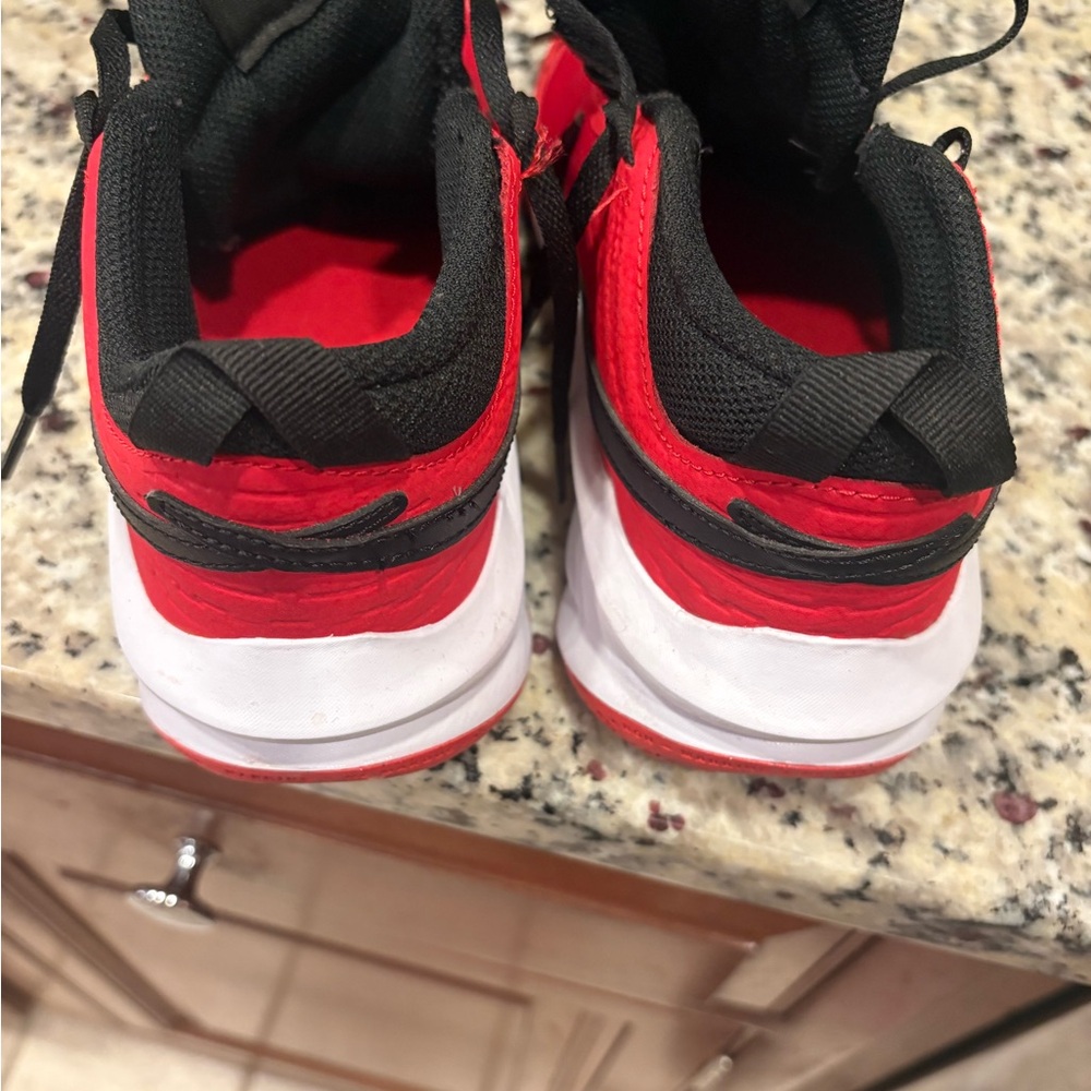 Brand New Nike Boys Hustle DX Red and Black Sneakers size 4Y - Picture 2 of 6